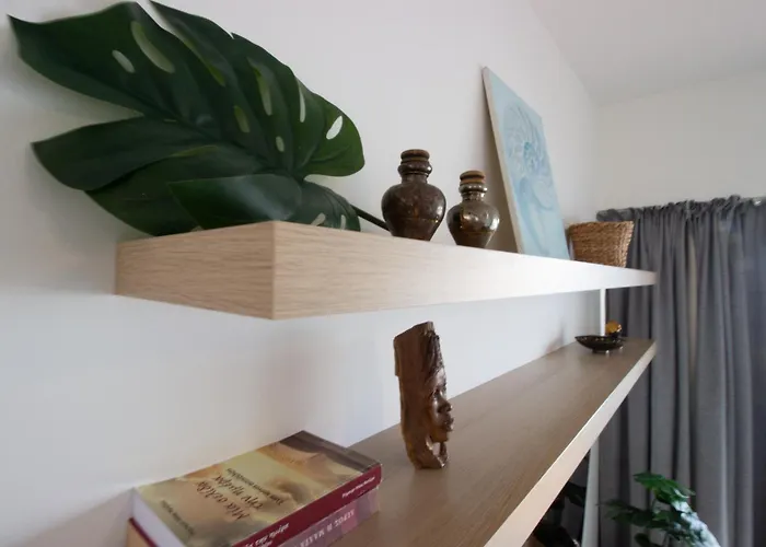 1br - Views - Deli Cafe Apartment